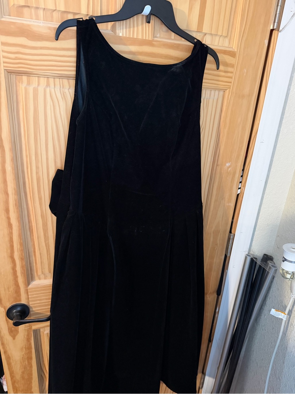 Cider Black Velvet Sleeveless Midi Dress